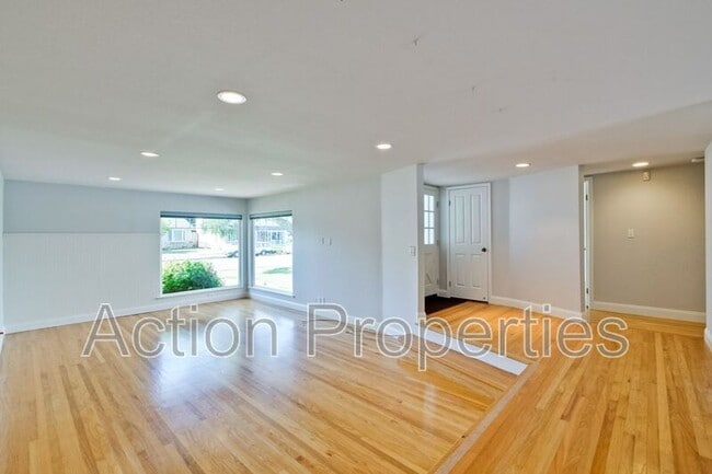 Building Photo - 1549 Alisal Ave