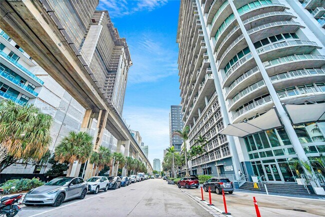 Building Photo - 690 SW 1st Ct