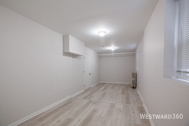 Building Photo - 4018 W Oakdale Ave