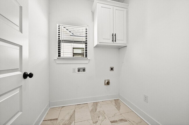 Building Photo - 4 bedroom, 2 bath home in the heart of Cen...
