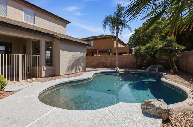 Building Photo - 3565 E Vaughn Ct