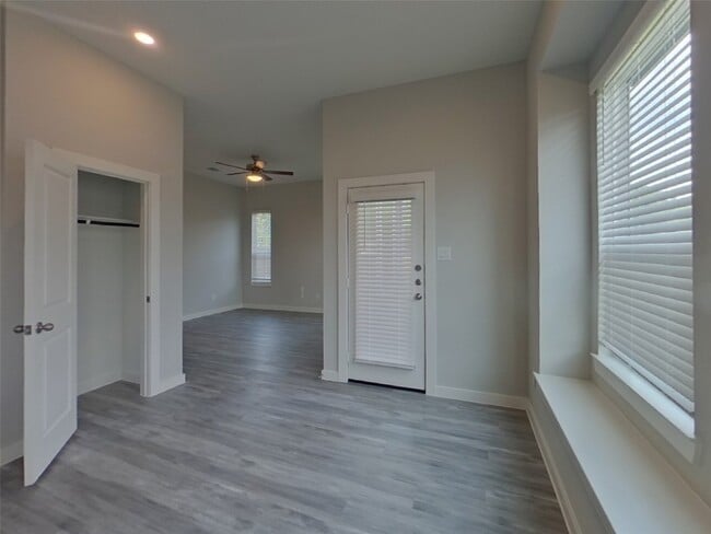 Building Photo - 9835 Willow Creek Commerce Dr