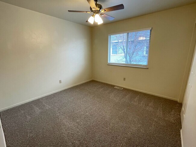 Building Photo - 3905 Pheasant Dr