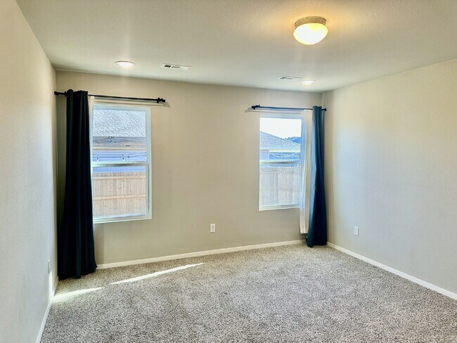 Building Photo - 920 Queen St