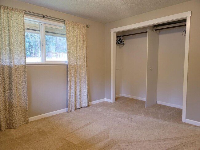 Building Photo - 2 Bedroom Rambler in Suquamish!