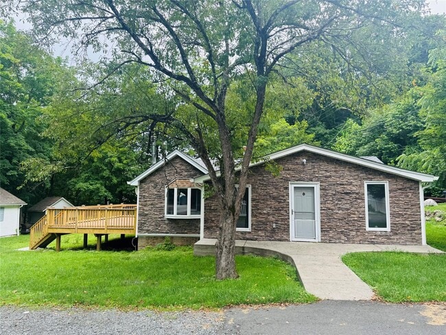 Primary Photo - 302 S Mountain Rd