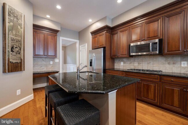 Building Photo - 712 Bracey Ln