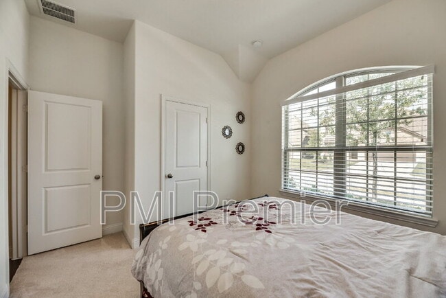 Building Photo - 15404 Pioneer Bluff Trail