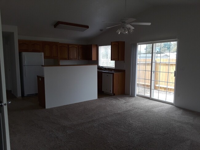 Building Photo - Cute Duplex Prineville