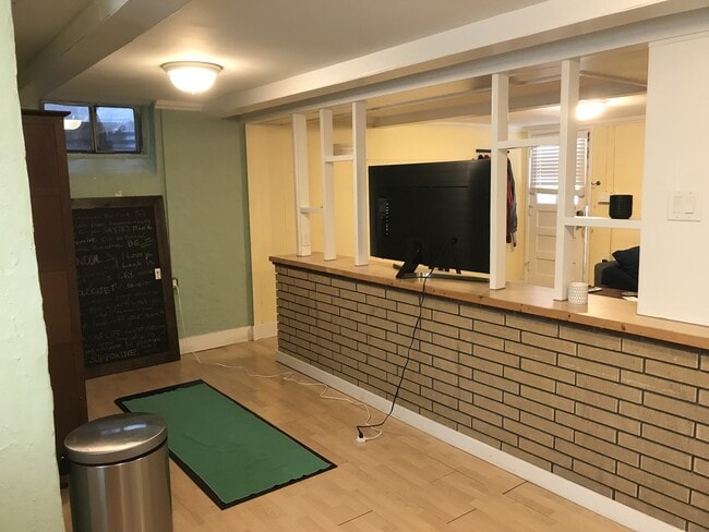 Building Photo - Charming Two Bedroom Garden Level Apartment