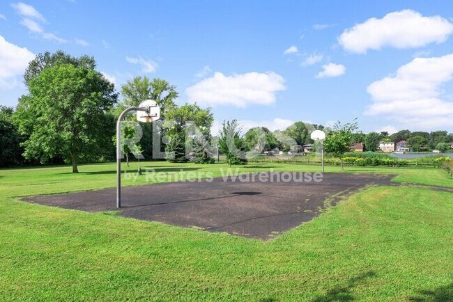 Building Photo - Available July 1st 5 Bedroom 2 Bath Single Family Home in Robbinsdale