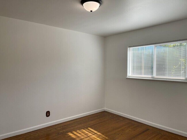 Building Photo - Nor Cal Realty, Inc - 3 bedroom 1 bath wit...