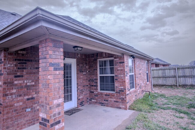 Building Photo - 202 Dawn Dr