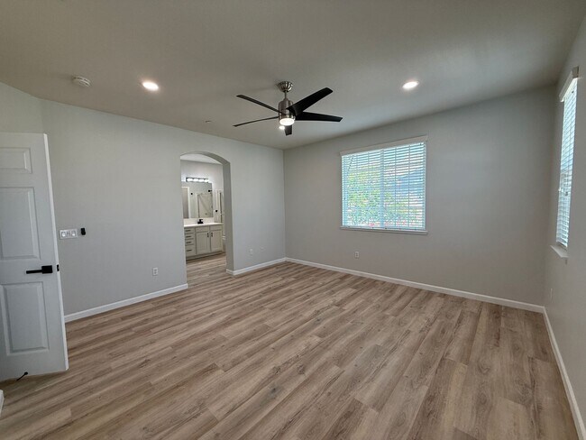 Building Photo - Lovely Laguna Pointe Condo!