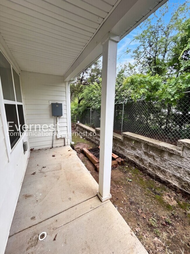 Building Photo - Limited Time Special Offer / 2 Bed/2.5 Bath Townhome with Off-Street Parking / Pet-Friendly / Ava...
