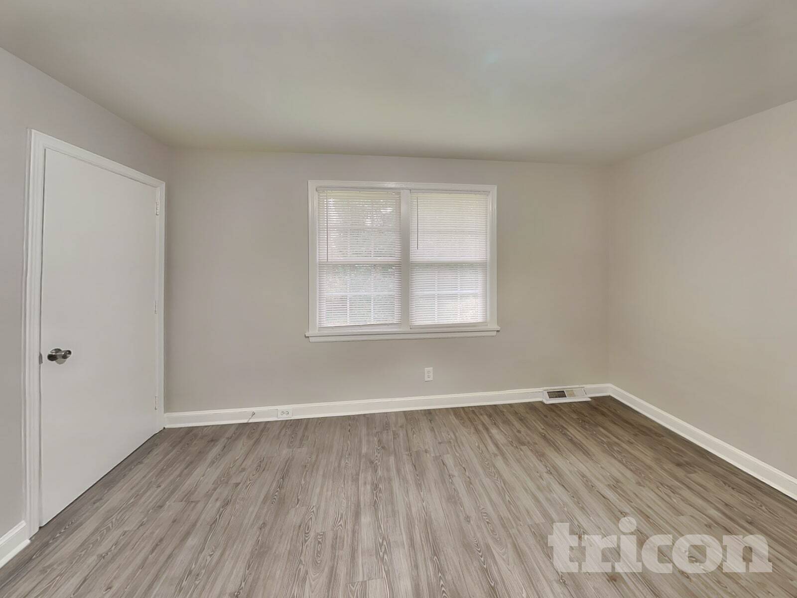 Building Photo - 1122 Paramount Cir