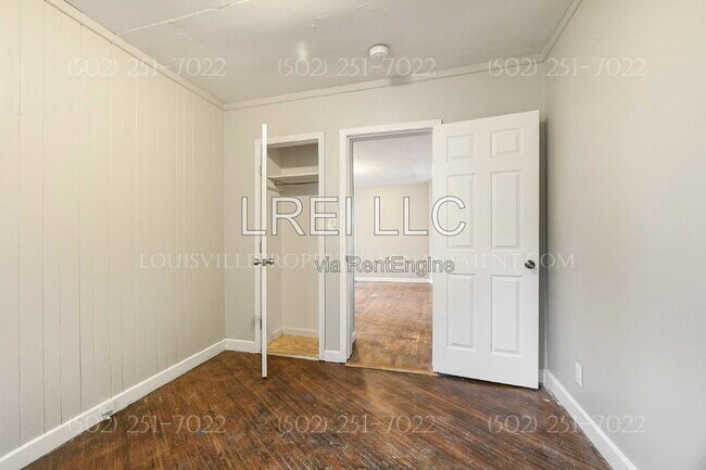 Building Photo - 1747 E Oak St