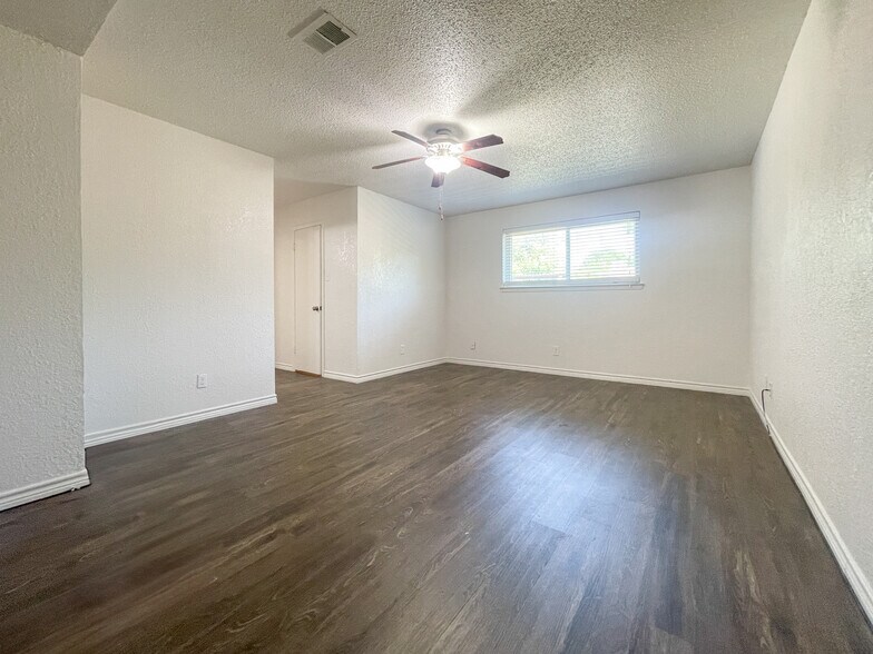 Building Photo - 312 Cedarwood Ln