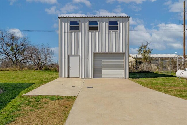 Building Photo - 110 Lakewood Dr
