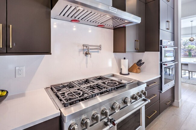 Building Photo - Exquisite 6-bed/ 6-bath residence nestled within the prestigious, guard-gated community of Revere...