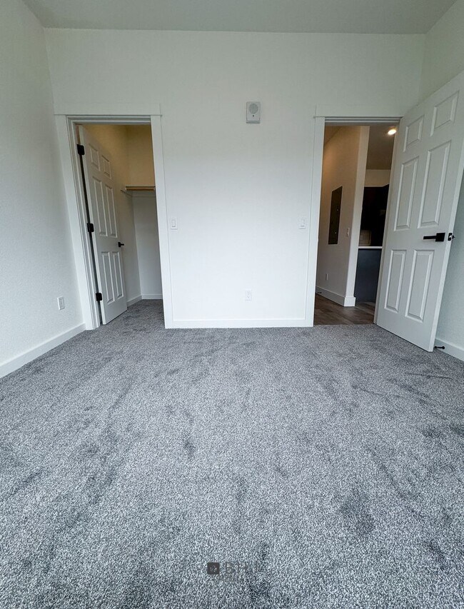 Building Photo - BRAND NEW Pet Friendly 1 bed/ 1 bath apart...