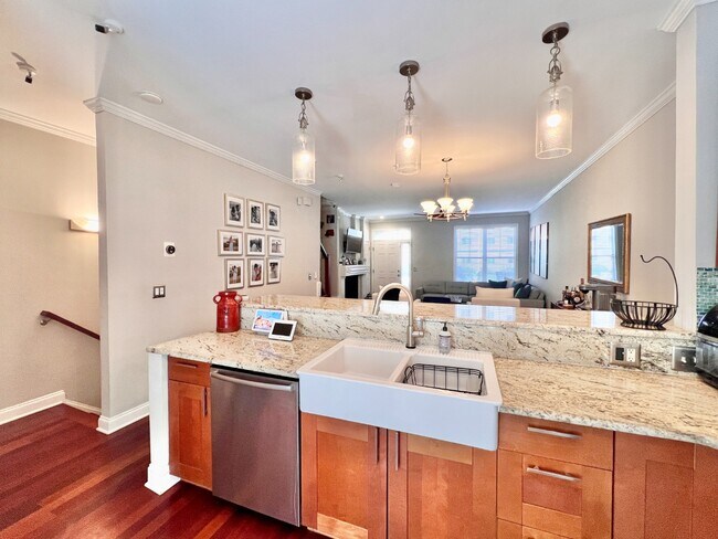 Building Photo - UPTOWN TOWNHOUSE!