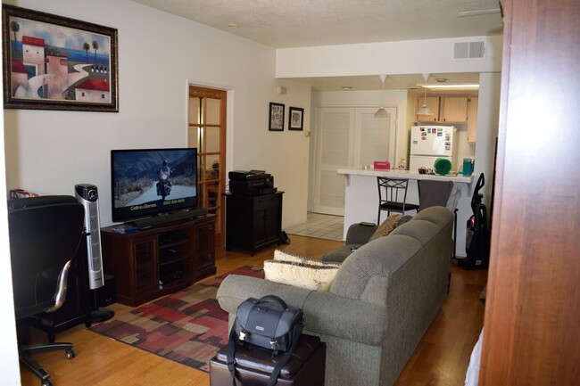 Building Photo - Oxnard Condominium 1 Bedroom 1 Bathroom pr...