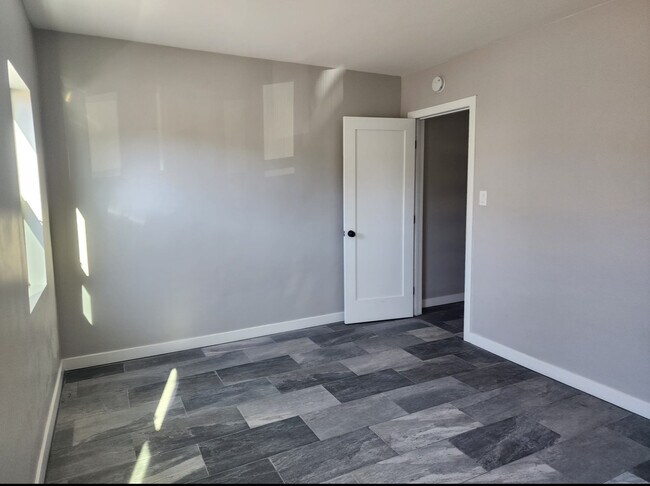 Building Photo - 1610 W 9th St