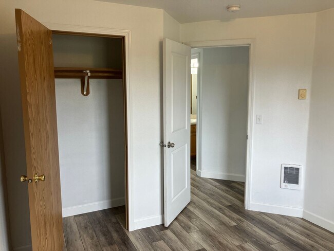 Building Photo - Three Bedroom Duplex in North Salem