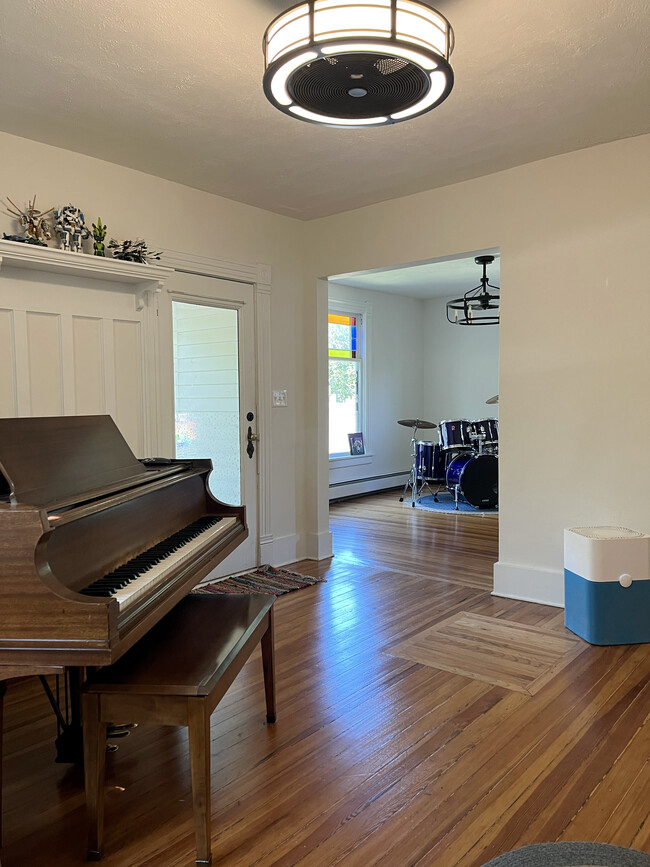 Entry room - 700 Illinois St