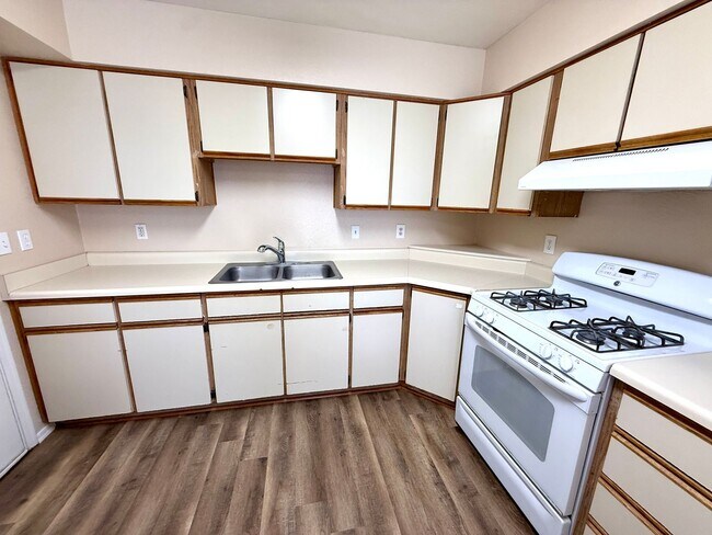 Building Photo - Cute 3 Bedroom 2 Bathroom House in Hualapa...