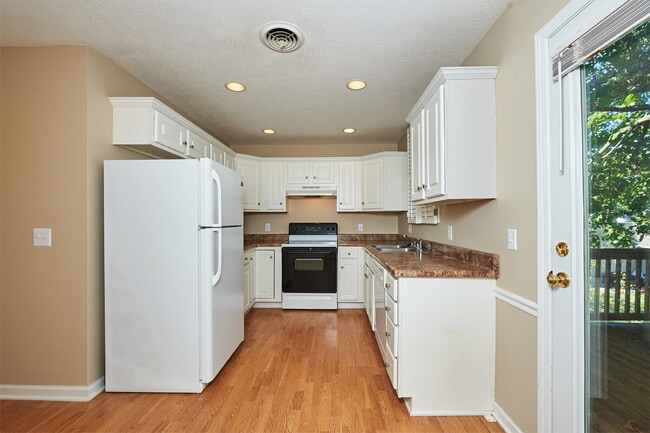 Building Photo - For Rent: 2BR, 1BA condo Special: $400 off the first month for a lease that starts by 5/15/26.