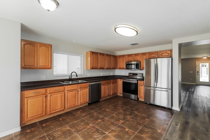 Building Photo - 3044 Park Ridge Ave