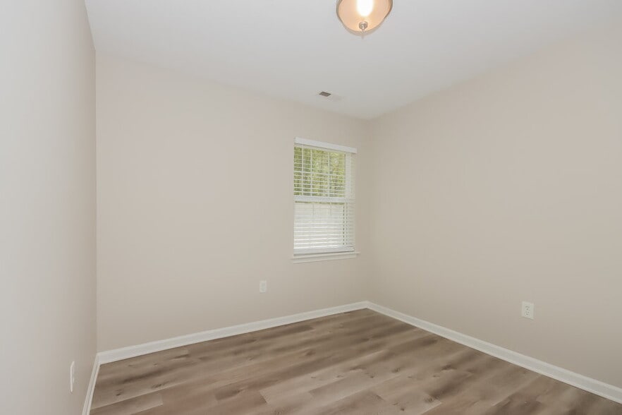 Building Photo - 142 Hampshire Dr
