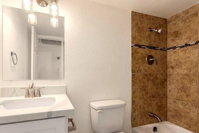 Building Photo - Beautifully Updated 3-Bedroom + Den Home N...