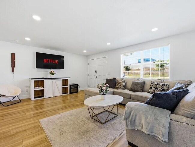 Building Photo - Fully Furnished South Tampa Retreat | Flexible Lease Terms