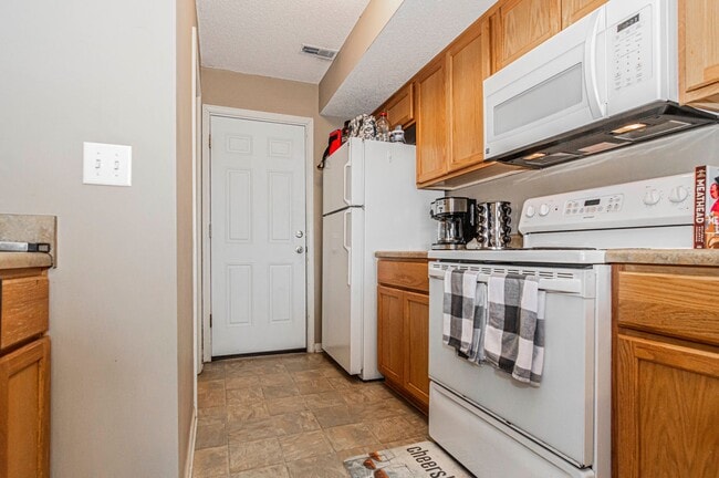 Building Photo - Spacious Home Close to Fort Riley!