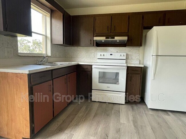 Building Photo - 160 N Nekoma Ave