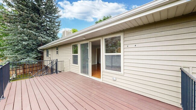 Building Photo - Amazing 4 Bed/3 Bath SFH Backing to Walnut...