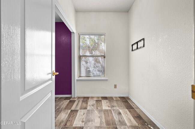 Building Photo - 624 Skydale Dr