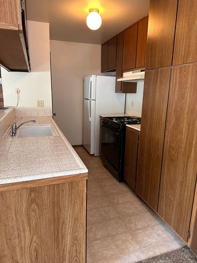 Building Photo - Charming 2-Bedroom Townhome in North Davis...