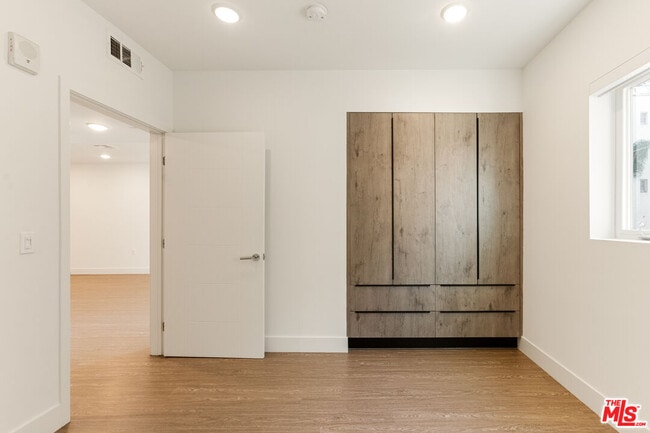 Building Photo - 837 S Harvard Blvd