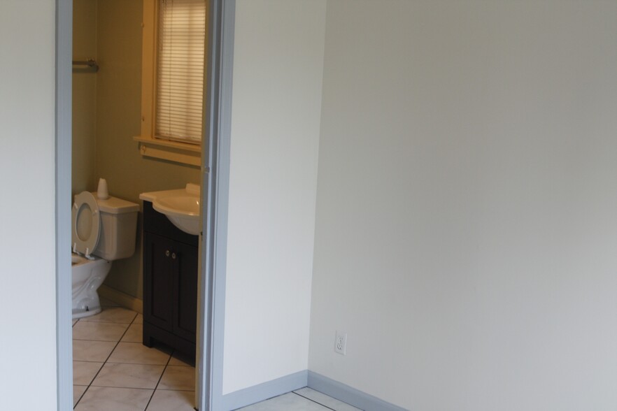 Ensuite Bathroom - 4019 E 16th St