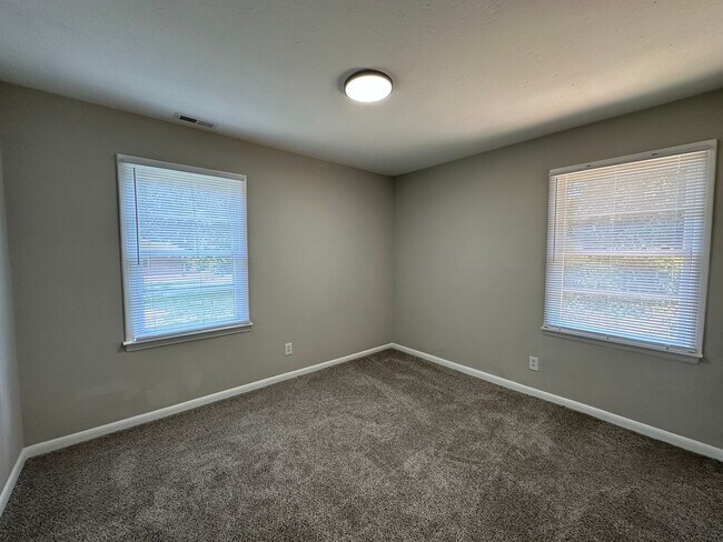 Building Photo - 3 Bedroom, 1 Bath Updated Home so very close to Ft Bragg!!