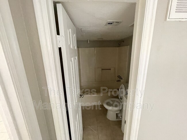 Building Photo - 4404 Tampico St