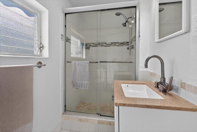 Building Photo - 110 NE 30th St