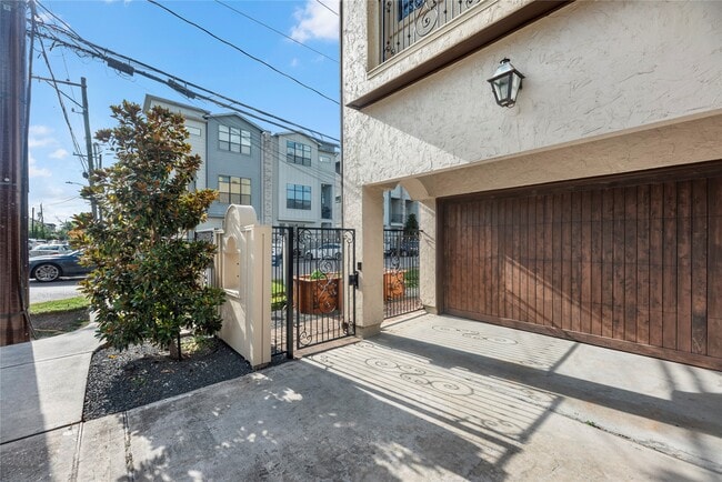 Building Photo - 1102 W 15th 1/2 St