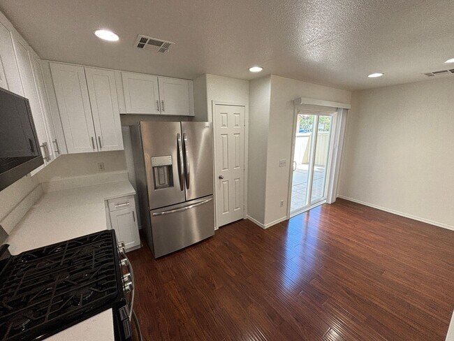 Building Photo - Beautiful 5Bed/2.5Bath/2Car home located near Seven Hills