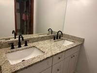 Building Photo - 6 BR 3 BA House in Colonial Hill Community