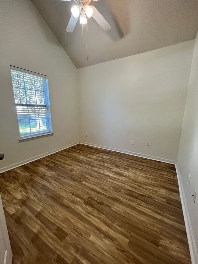 Building Photo - 715 Sark Dr